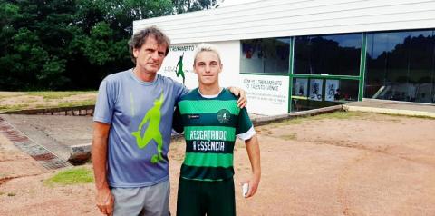  Três Passos Atlético Clube fez uma parceria com o Ypiranga de Erechim e trouxe o meia canhoto Eduardo Henrique Dall Agnol de 18 anos. 
