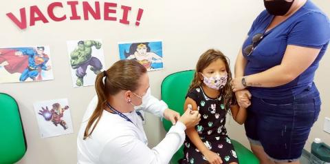 Crianças recebem imunização contra a Covid-19
